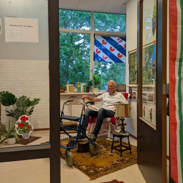 Afgelopen donderdag stond meester Sjoerd in het zonnetje! Hij werd 65 jaar, we hebben hem met de hele school toegezongen! Ook hebben we alvast aandacht besteed aan zijn afscheid, want na dit schooljaar mag meester Sjoerd lekker met pensioen. Alle kinderen zijn even bij meester Sjoerd op bezoek geweest in zijn pensionado kamertje 🙂We wensen meester Sjoerd twee fijne laatste werkweken toe en daarna een heel fijn pensioen!#noorderbasis #pensioen