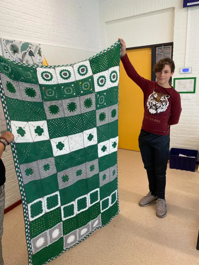 Wauw, wat een prachtige dekens hebben 3 klassen gekregen van @hartendekens Door ouders zijn deze leerlingen aangemeld om een deken + knuffeltje te ontvangen. Heel erg bedankt namens onze leerlingen!