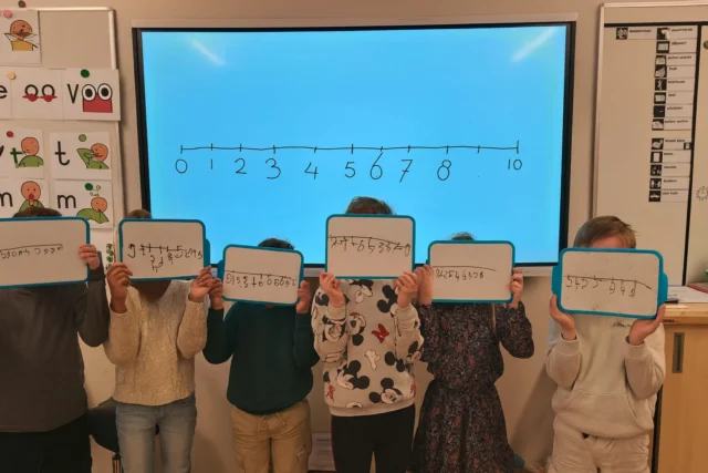 📚✨ Rekenen in Groep O1! ✨🧮In groep O1 zijn we druk aan het oefenen met de getallenlijn.De kinderen zetten de getallen netjes op hun wisbordjes en denken goed na over de juiste volgorde.🚶‍♂️🚶‍♀️ Ook maakten we sprongen en hupjes om de getallen t/m 30 te oefenen — leren met je hoofd én met je lijf!Wat een betrokken en enthousiaste rekenaars! 💪😊#GroepO1 #RekenenIsLeuk #LerenDoorBewegen #Wisbordjes #Getallenlijn #noorderbasis