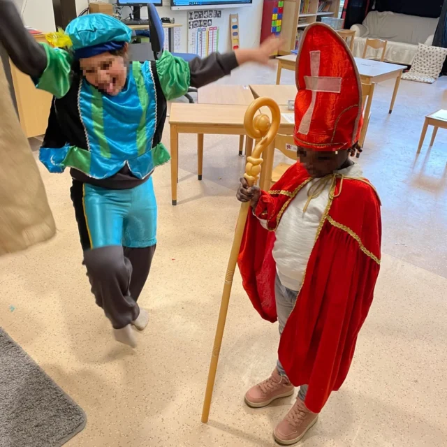 🎁✨ Sinterklaas is er maar druk mee! ✨🎁Alle schoentjes van de kleintjes zijn weer gevuld en de cadeautjes voor alle kinderen zijn veilig aangekomen op De Tweemaster. Wat een gezelligheid! 😄🎅We tellen af naar 5 december — we hebben er superveel zin in… maar stiekem zijn we ook wel een beetje blij als de rust daarna weer terugkeert 😉😂Fijne pakjesperiode allemaal! 🎉🧦🍬